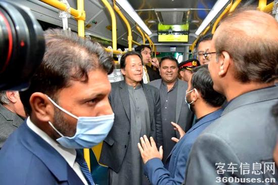巴基斯坦总理伊姆兰-汗试乘中通BRT客车.jpg