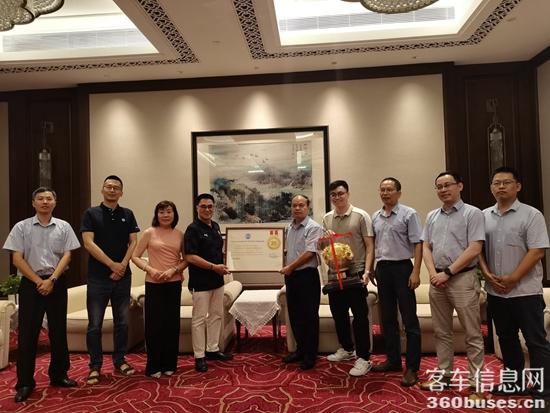 1 金旅总经理赖志艺向菲律宾经销商Cross Country Motors颁发了合作20周年纪念证书.jpg