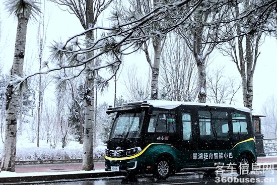 2 金旅星辰自动驾驶客车在北京翠湖湿地公园.jpg