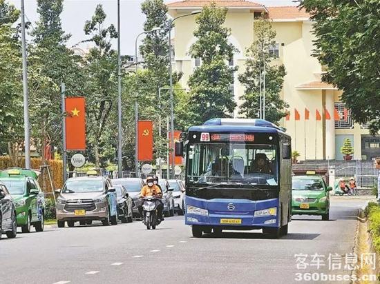 1 金旅XML6845公交车行驶在越南胡志明市街头.jpg